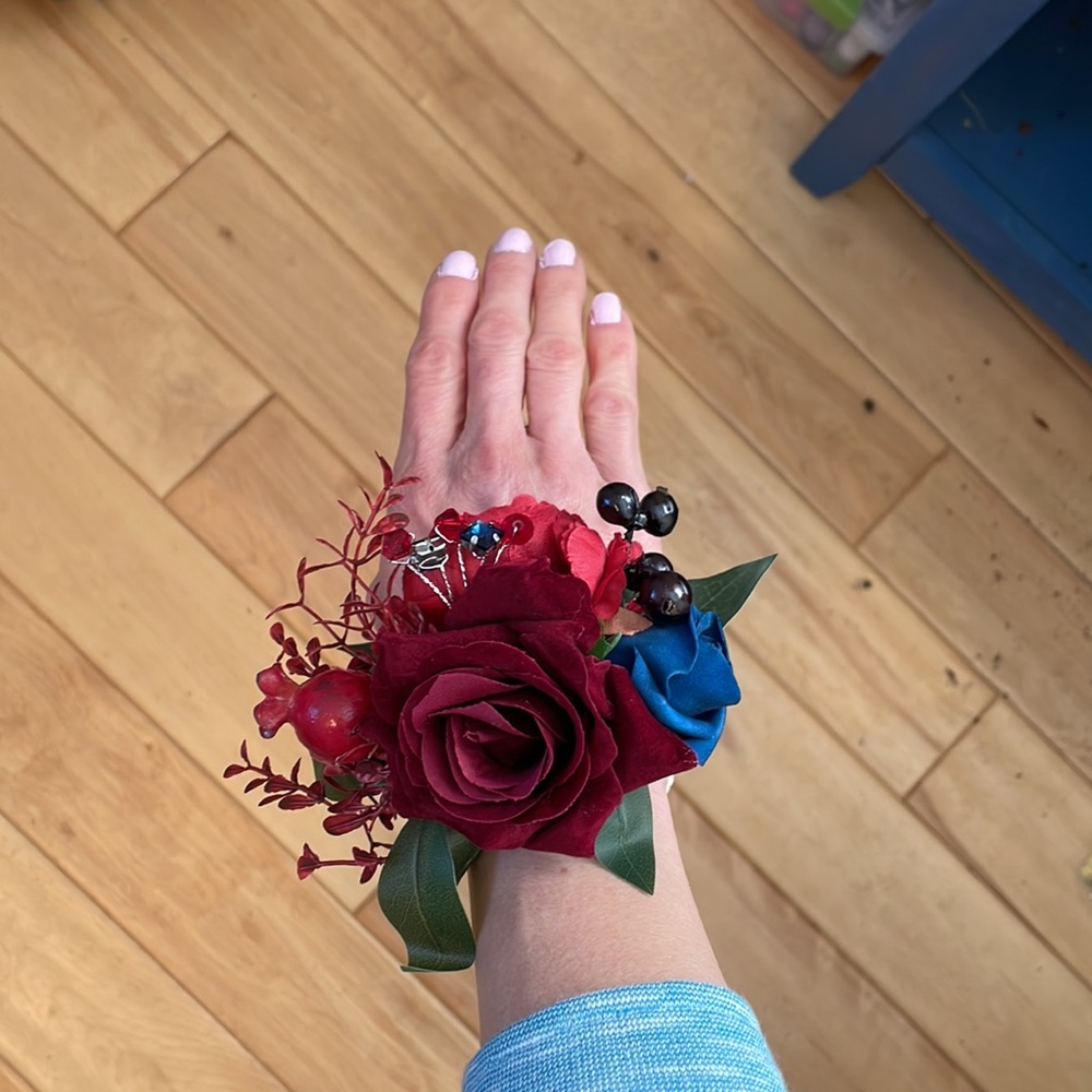 2 Ling’s Moment corsages - Picture 2 of 5